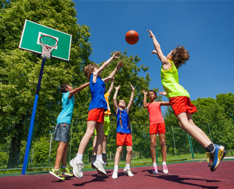 Niños jugando al baloncesto